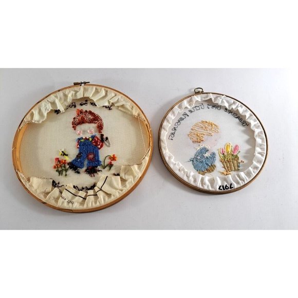Vintage Crewel Pictures Set Of 2 Round 70s Children Big Hair Hallmark Embroidery - Picture 6 of 6